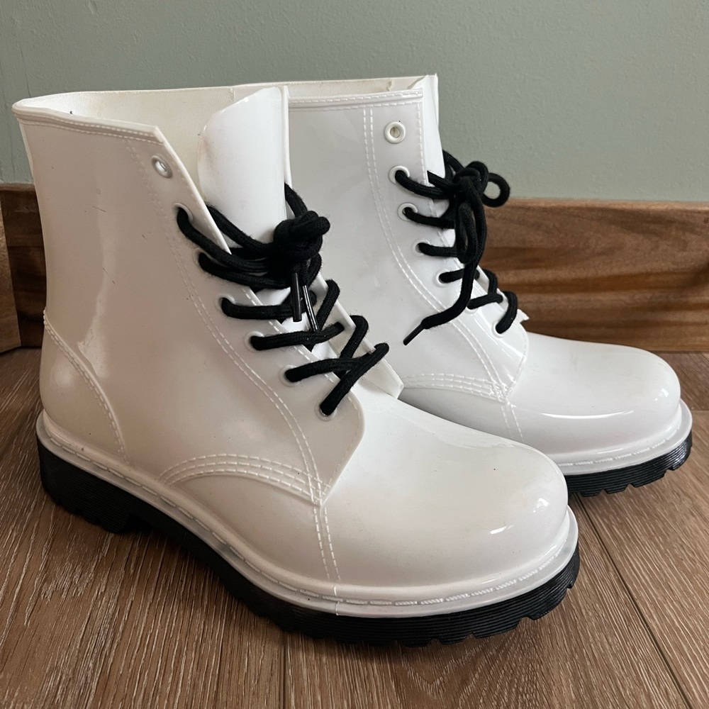 Unionbay white shiny plastic combat style boot women's size 8M Y2K